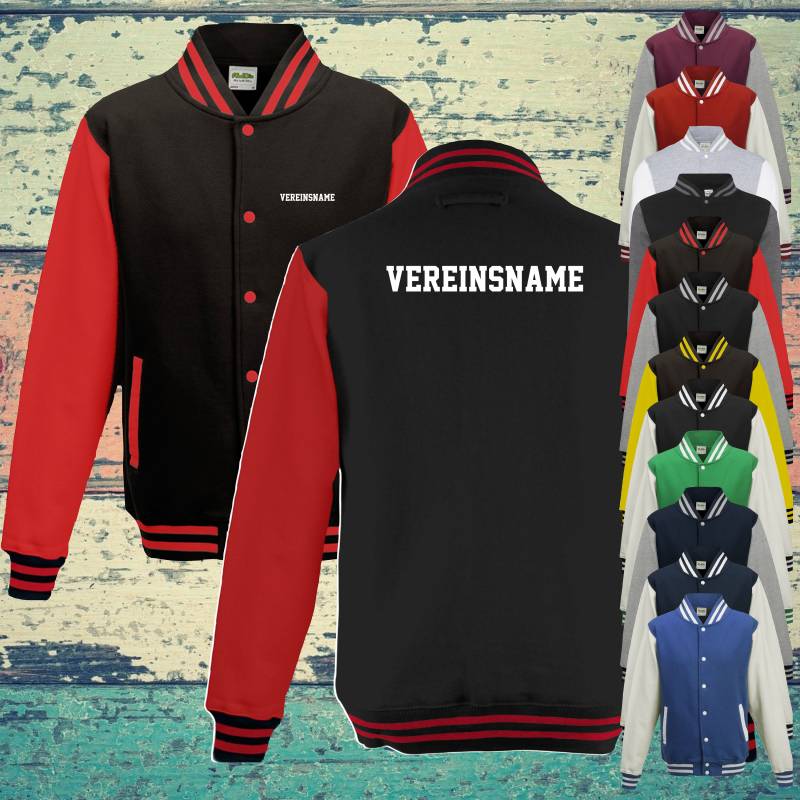 College Jacke Mit Wunschdruck Auf Der Rückseite Und Vorderseite Vereinsname Trainings Sport Verein Varsity Jacket College Jacke Mit Wunschdruck Auf Der Rückseite Und Vorderseite Vereinsname Trainings Sport Verein Varsity Jacket von ShirtInStyle