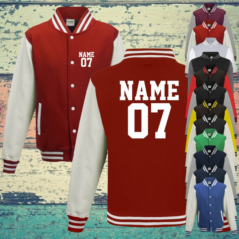 College Jacke Mit Wunschdruck Auf Der Vorderseite Und Rückseite Zahl Name Trainings Sport Verein Varsity Jacket College Jacke Mit Wunschdruck Auf Der Vorderseite Und Rückseite Zahl Name Trainings Sport Verein Varsity Jacket von ShirtInStyle