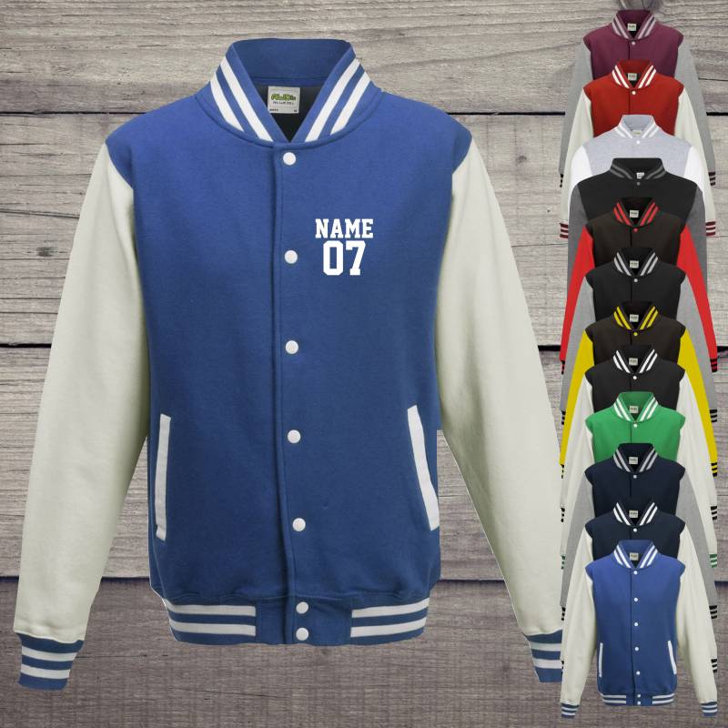 College Jacke Mit Wunschdruck Auf Der Vorderseite Zahl Und Name Trainings Sport Verein Varsity Jacket College Jacke Mit Wunschdruck Auf Der Vorderseite Zahl Und Name Trainings Sport Verein Varsity Jacket von ShirtInStyle