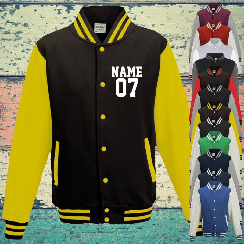 College Jacke Mit Wunschdruck Auf Der Vorderseite Zahl Und Name Trainings Sport Verein Varsity Jacket College Jacke Mit Wunschdruck Auf Der Vorderseite Zahl Und Name Trainings Sport Verein Varsity Jacket von ShirtInStyle