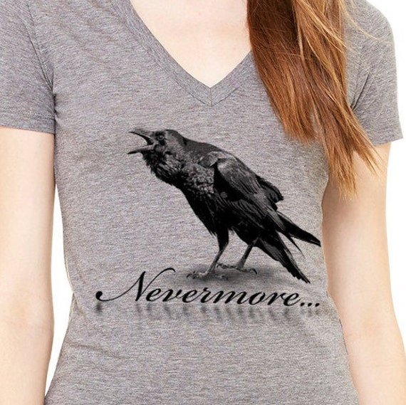 Das Raven Shirt, Shirt Mit Spruch. Graues V-Neck T-Shirt Dem Raben Zitat. Edgar Allan Poe, Nevermore Das Raven Shirt, Shirt Mit Spruch. Graues V-Neck T-Shirt Dem Raben Zitat. Edgar Allan Poe, Nevermore von ShirtWithQuote