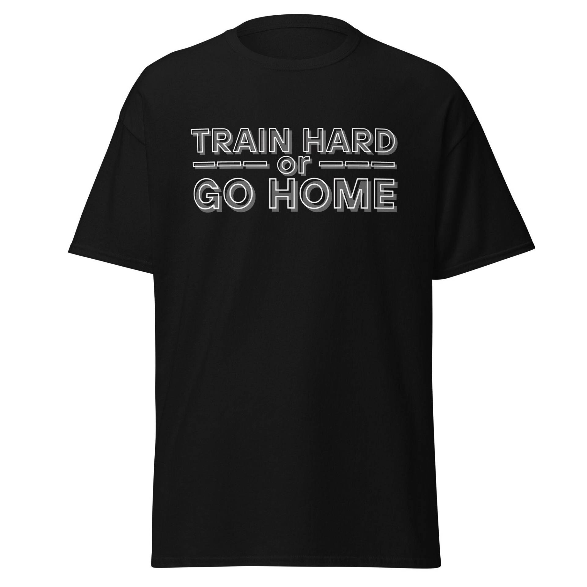 Train Hard Or Go Home, Workout Tshirt Für Herren Und Damen, Training Shirts Das Fitnessstudio, Shirt Mit Motivationsspruch von ShirtdesignCH