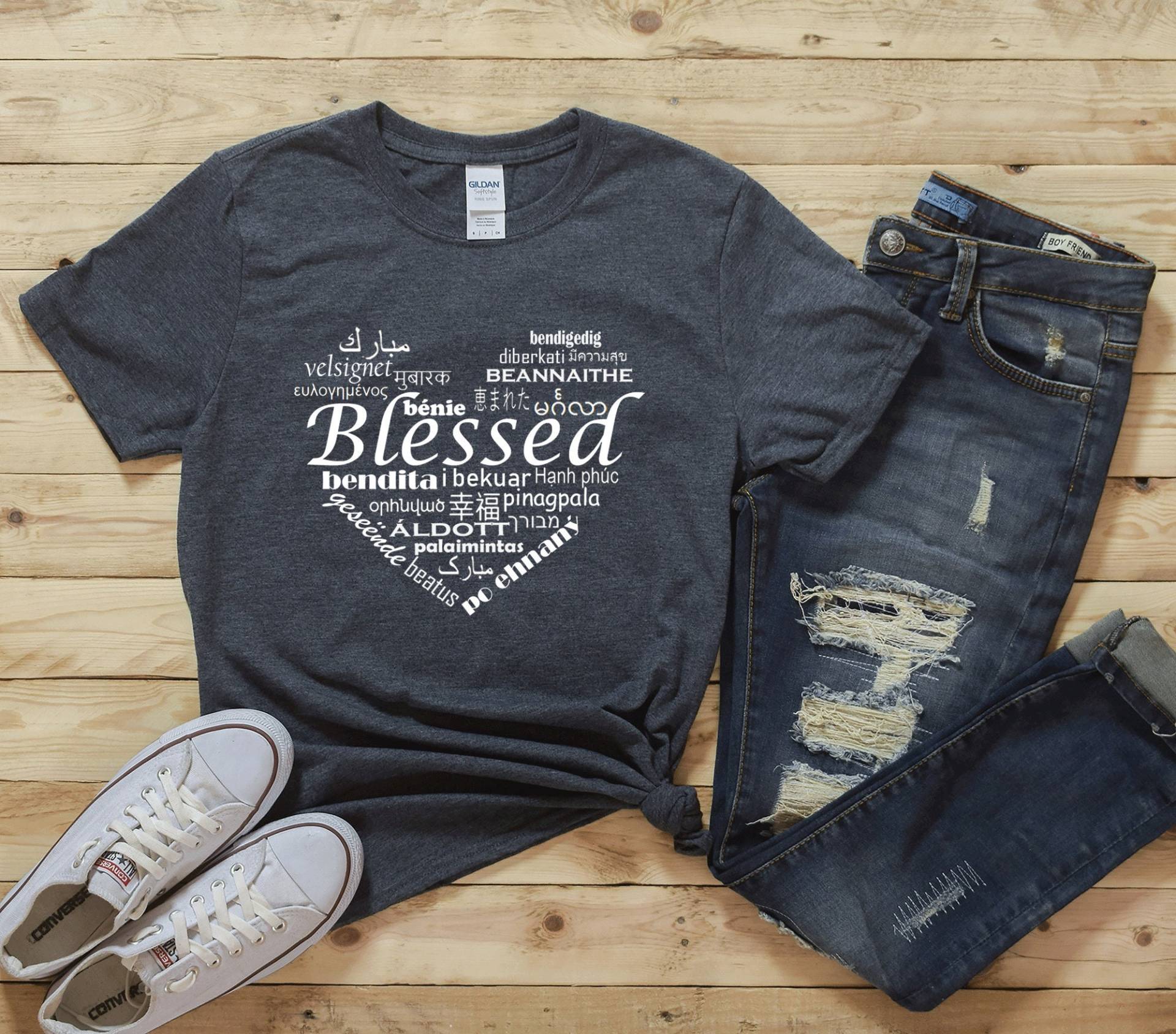 Gesegnetes T-Shirt in Verschiedenen Sprachen | Weltsprachen Gesegnetshirt Herz Liebe-T-Shirt von ShirtiqueStudio