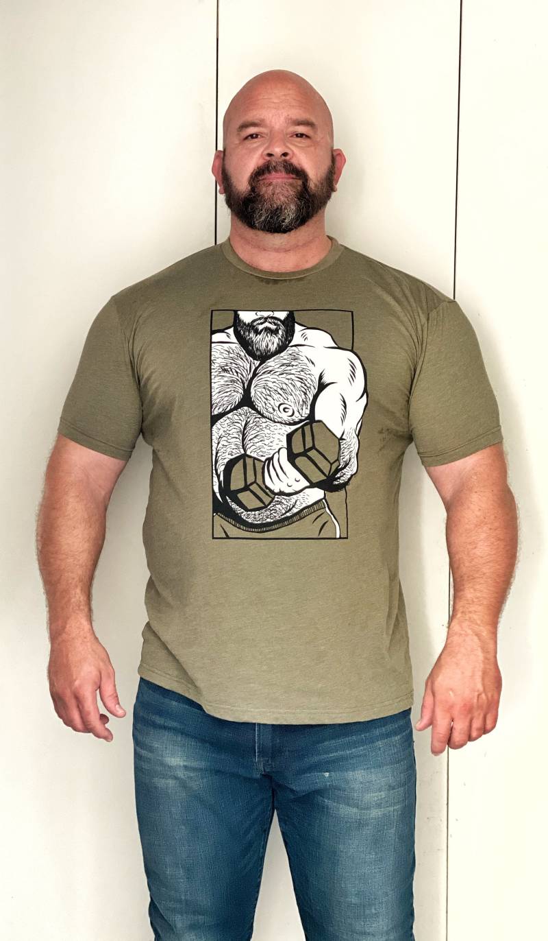 Big Jim T-Shirt Militärgrün Gay Bear Muskel-T-Shirt Big Jim T-Shirt Militärgrün Gay Bear Muskel-T-Shirt von Shirtlifter
