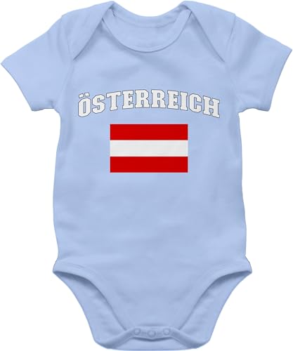 Baby Body Junge Mädchen - 2026 Fussball WM Fanartikel - Österreich Schriftzug mit Flagge | Austria - 1/3 Monate - Babyblau - strampler europameisterschaft österreich em 2024 fußball trikot von Shirtracer