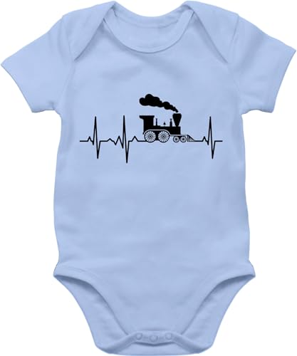 Baby Body Junge Mädchen - Bagger Traktor und Co. - Dampflok Herzschlag I Dampflokomotive Geschenk Eisenbahner Eisenbahnliebhaber - 1/3 Monate - Babyblau - lokführer strampler mit flugzeugen von Shirtracer