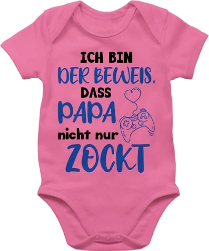 Baby Body Junge Mädchen - Geschenk zum Vatertag - Ich bin der Beweis, dass Papa nicht nur zockt Schwarz Blau - 3/6 Monate - Pink - kurzarm vatertagsbody papatagsgeschenk sohn babybody geburt von Shirtracer