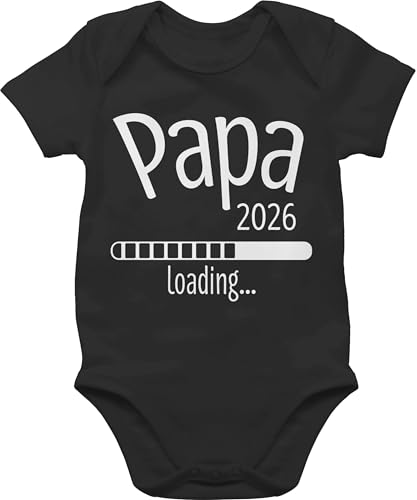 Baby Body Junge Mädchen - Papa 2026 loading - 1/3 Monate - Schwarz - werdender geschenk vatertag 2024 dad baby-kleidung vatertagsgeschenk 2022 babybody überraschung vatertagsgeschenke papas geburt von Shirtracer