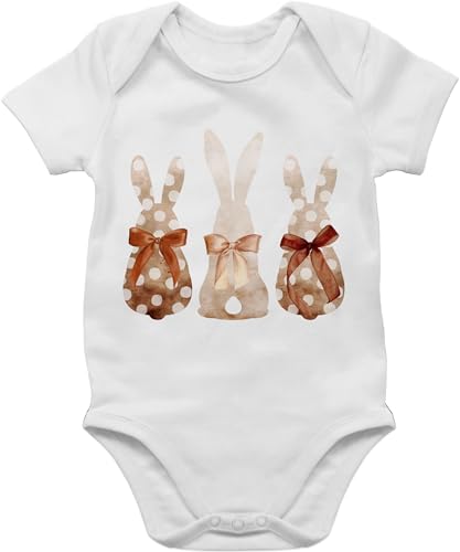 Baby Body Junge Mädchen - Hase - Süße Hasen Trio Häschen Hasenbande Fröhliche Hasengruppe Hasenfamilie Ostern Osterhasen Osterfeier - 3/6 Monate - Weiß - oster kleidung osterhase hasenmotiv von Shirtracer