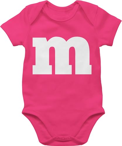 Baby Body Junge Mädchen - & Fasching - M Aufdruck Karneval I M&M Schokolinse I MM Fastnacht I Fasnacht I Fasnet - 3/6 Monate - Fuchsia - faschingsstrampler faschings m& bz10 karnevals mms kurzarm von Shirtracer