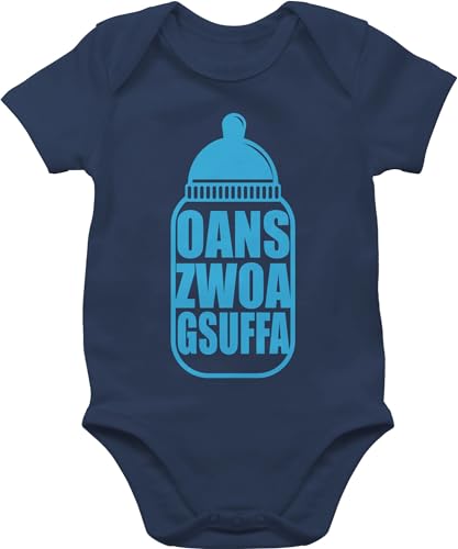 Shirtracer Baby Body Junge Mädchen - Kompatibel mit Oktoberfest Outfit - Babyflasche Oans Zwoa Gsuffa blau - 6/12 Monate - Navy Blau - strampler bayerisch trachtenbody bayrisch bayrischer babysachen Shirtracer Baby Body Junge Mädchen - Kompatibel mit Oktoberfest Outfit - Babyflasche Oans Zwoa Gsuffa blau - 6/12 Monate - Navy Blau - strampler bayerisch trachtenbody bayrisch bayrischer babysachen von Shirtracer