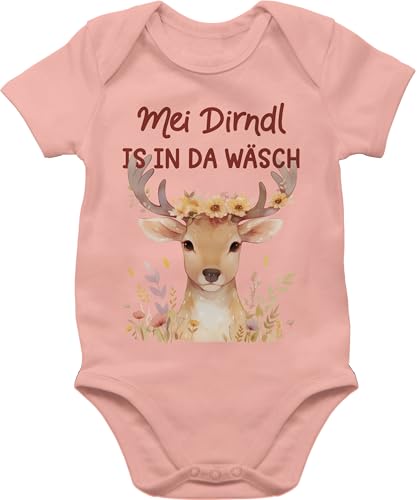 Baby Body Junge Mädchen - Kompatibel mit Oktoberfest Outfit - Mei Dirndl is in da Wäsch | Hirschkopf | Volksfest Hirsch | Trachtenfans - 1/3 Monate - Babyrosa - strampler bayrisch bayern der von Shirtracer