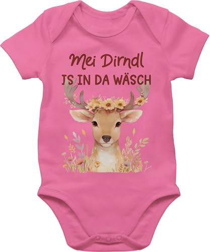 Baby Body Junge Mädchen - Kompatibel mit Oktoberfest Outfit - Mei Dirndl is in da Wäsch | Hirschkopf | Volksfest Hirsch | Trachtenfans - 6/12 Monate - Pink - strampler bayrisch bayern der babybody von Shirtracer
