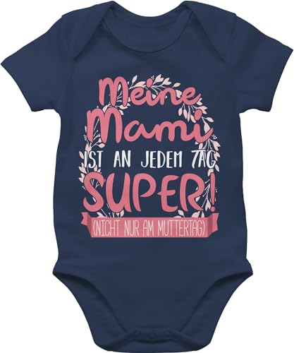 Baby Body Junge Mädchen - Muttertag - Meine Mami ist an jedem Tag super - 18/24 Monate - Navy Blau - muttertgs geschenk für muttertg mama mutterzagsgeschenk mother day mutterrag mamas motherday von Shirtracer
