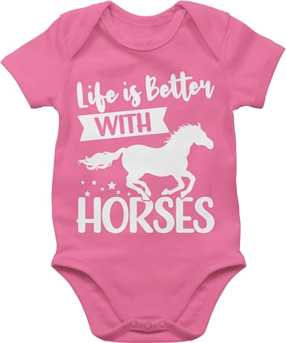 Baby Body Junge Mädchen - Pferde - Life is better with horses - weiß - 3/6 Monate - Pink - geschenk pferd mit pferden reiterin reitpferd geschenke für pferdeliebhaber sprüche kinder pferdefan von Shirtracer