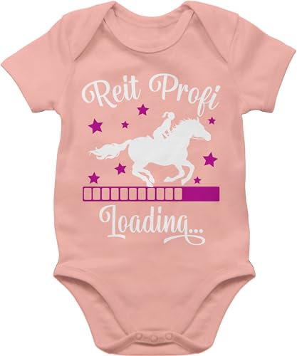 Baby Body Junge Mädchen - Pferde - Reit Profi Loading - 1/3 Monate - Babyrosa - reitprofi babygeschenke pferd pferdefans strampler body+ pferdemotiv babykleidung kleidung pferden sprüche Baby Body Junge Mädchen - Pferde - Reit Profi Loading - 1/3 Monate - Babyrosa - reitprofi babygeschenke pferd pferdefans strampler body+ pferdemotiv babykleidung kleidung pferden sprüche von Shirtracer