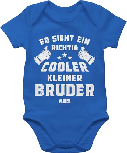 Baby Body Junge Mädchen - So sieht ein richtig cooler kleiner Bruder aus - 3/6 Monate - Royalblau - geschenk geburt little brother outfit lil bro bester strampler brüder 2024 kleine für von Shirtracer