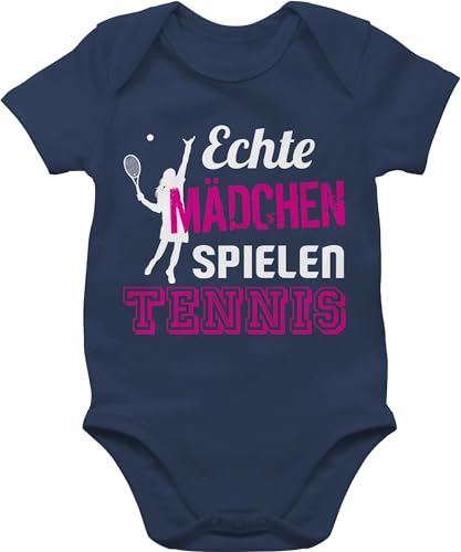 Baby Body Junge - Sport & Bewegung - Echte Mädchen spielen Tennis - 3/6 Monate - Navy Blau - basketball outfit maedchen babybodys frauen babybody nur babystrampler geschenk strampler bodys von Shirtracer