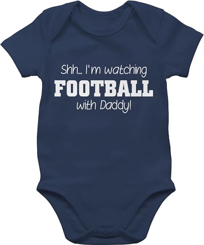 Baby Body Junge Mädchen - Sport & Bewegung - Shh...I'm watching football with Daddy! - weiß - 6/12 Monate - Navy Blau - shh basketball outfit daddy strampler im babybody american summer von Shirtracer