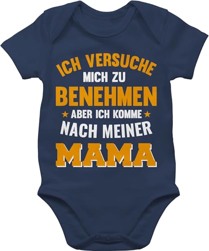 Shirtracer Baby Body Junge Mädchen - Sprüche - Ich versuche mich zu benehmen aber ich komme nach meiner Mama orange - 1/3 Monate - Navy Blau - babykleidung babymode witzig spruch mutter bodys von Shirtracer