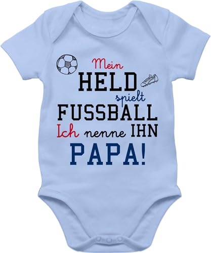 Shirtracer Baby Body Junge Mädchen - Sprüche - Mein Held spielt Fußball - 1/3 Monate - Babyblau - babymode witzig spruch dad bodys strampler mit lustigen sprüchen spruche papa babysachen babygeschenk von Shirtracer