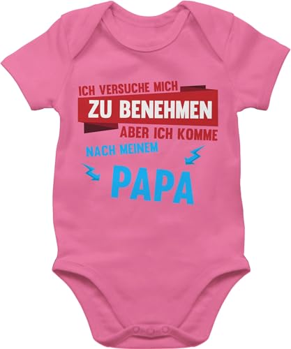 Baby Body Junge Mädchen - Sprüche - Ich versuche mich zu benehmen aber ich komme nach meinem Papa Blitze - 1/3 Monate - Pink - pinkelparty geschenke babymode witzig spruch komm meinen bodys von Shirtracer