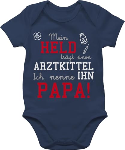 Baby Body Junge Mädchen - Sprüche - Mein Held trägt einen Arztkittel - 1/3 Monate - Navy Blau - babygeschenke arzt babymode witzig spruch papa bodys strampler für,papa babybody mit sprüchen von Shirtracer