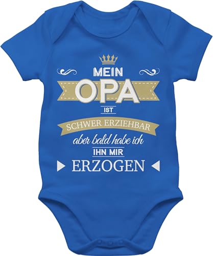 Baby Body Junge Mädchen - Sprüche - Mein Opa ist schwer erziehbar bald habe ich ihn mir erzogen - 6/12 Monate - Royalblau - babybody opas babymode witzig spruch bodys geschenk von von Shirtracer