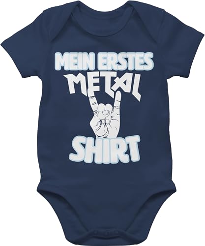 Baby Body Junge Mädchen - Sprüche - Mein erstes Metal Shirt weiß - 3/6 Monate - Navy Blau - strampler neugeborene musiker babymode witzig spruch heavy bodys babybody mit sprüchen spruche von Shirtracer