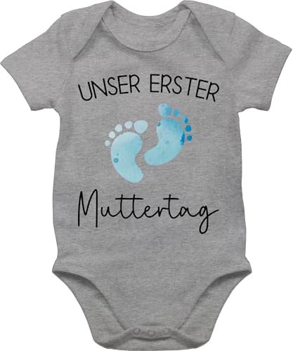 Baby Body Junge Mädchen - Unser erster Muttertag Aquarell Füße blau schwarz - 6/12 Monate - Grau meliert - muttertagsgeschenke muttertagsgeschenk strampler muttertagsstrampler muttertags babybody von Shirtracer