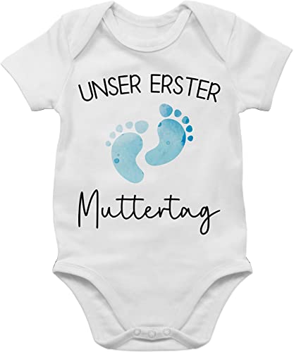 Shirtracer Baby Body Junge Mädchen - Unser erster Muttertag Aquarell Füße blau schwarz - 6/12 Monate - Weiß - muttertagsgeschenke muttertagsgeschenk strampler muttertagsstrampler muttertags babybody von Shirtracer