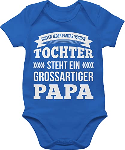 Baby Body Junge Mädchen - zum - Hinter jeder Tochter steht ein großartiger Papa Geschenk Vatertag Geschenke Papas I - 18/24 Monate - Royalblau - vatertagsbody papatagsgeschenk vater babybody von Shirtracer