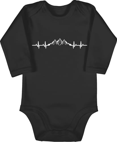 Baby Body langarm Mädchen Junge - Event und Anlass Geschenke - Berge Herzschlag I Geschenk Bergliebhaber I Bergliebe - 6/12 Monate - Schwarz - berg bodys hiking strampler wander babybodys bergen Baby Body langarm Mädchen Junge - Event und Anlass Geschenke - Berge Herzschlag I Geschenk Bergliebhaber I Bergliebe - 6/12 Monate - Schwarz - berg bodys hiking strampler wander babybodys bergen von Shirtracer