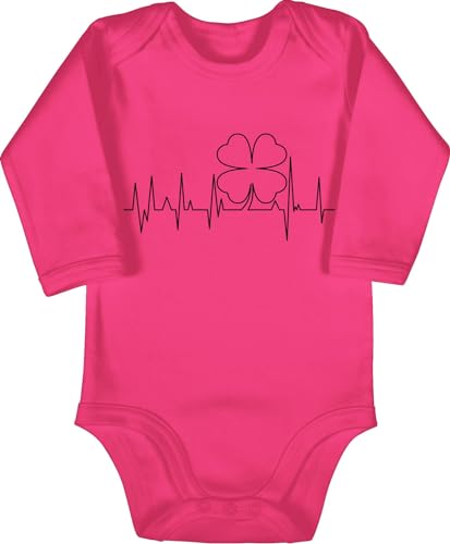 Baby Body langarm Mädchen Junge - Event und Anlass Geschenke - St. Patricks day Kleeblatt Herzschlag - 6/12 Monate - Fuchsia - irland strampler glücksbringer von Shirtracer