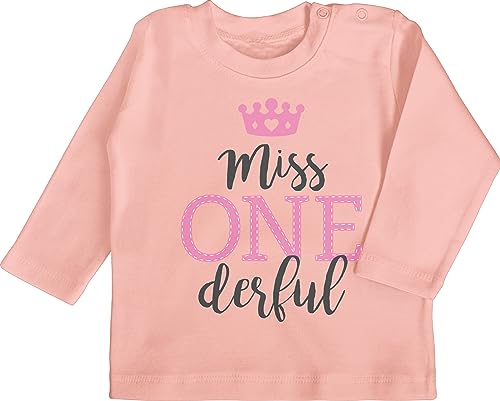Shirtracer Baby Langarmshirt - 1. Geburtstag - Miss One Derful - 12/18 Monate - Babyrosa - geburtstagsoutfit mädchen 1 Jahr Geschenk+für+einjähriges+Kind einjährige Onederful babysachen Kleidung für von Shirtracer