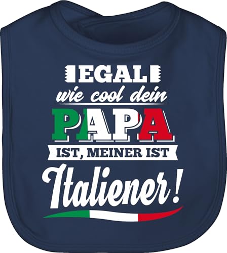 Baby Lätzchen - Sprüche - Egal wie Cool dein Papa meiner ist Italiener - Unisize - Navy Blau - lustige babysachen spruch baba bibs babykleidung mit süßen sprüchen spruche vater schlabberlatz von Shirtracer