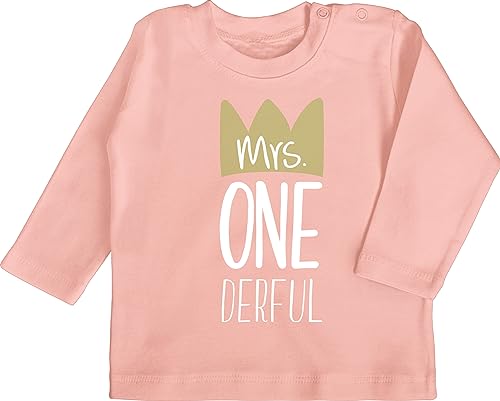 Baby Langarmshirt - 1. - Mrs One Derful - 1 Jahr Geschenk Mädchen Erster Geburtstag Outfit Babygeschenk 1.Geburtstag Geburtstags - 12/18 Monate - Babyrosa - babygeschenke babyshirt 1st onederful von Shirtracer