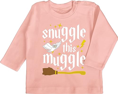 Baby Langarmshirt - Strampler Mädchen & Junge - Snuggle This Muggle Harry - 12/18 Monate - Babyrosa - t - Shirt sprüche für babysachen Shirts babygeschenke lustig Tshirt mit Spruch t-Shirt von Shirtracer