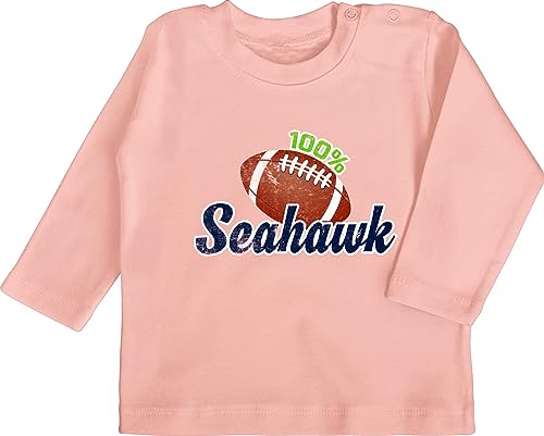 Baby Langarmshirt - Sport & Bewegung - 100% Seahawk - 6/12 Monate - Babyrosa - Football Langarm Football/Seahawks Babykleidung American Shirts Jungen t-Shirt Shirt Tshirt von Shirtracer