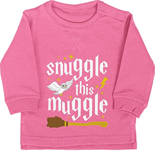 Baby Pullover Jungen Mädchen - Strampler & Junge - Snuggle This Muggle Harry - 12/18 Monate - Pink - mit coolem Spruch Pulli lustige sprüche Sweatshirt sprüchen spruche Babygeschenk lustig von Shirtracer