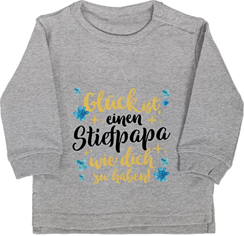 Baby Pullover Jungen Mädchen - Geschenk zum Vatertag - Glück ist, einen Stiefpapa wie Dich zu haben I Bonuspapa - 12/18 Monate - Grau meliert - papatagsgeschenk Stiefvater Vatertagsgeschenk von Shirtracer