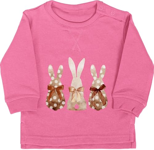 Baby Pullover Jungen Mädchen - Hase - Süße Hasen Trio Häschen Hasenbande Fröhliche Hasengruppe Hasenfamilie Ostern Osterhasen Osterfeier - 6/12 Monate - Pink - Osterhase von Shirtracer