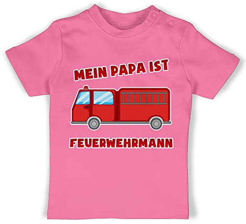 Baby T-Shirt Mädchen Jungen - Feuerwehr - Mein Papa ist Feuerwehrmann - 6/12 Monate - Pink - feuerwehrgeschenkartikel feuerwehrpapa t Shirt Geschenke bei der Kinder-Shirt Nachwuchs Vatertag Tshirt von Shirtracer