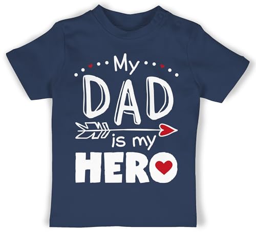 Baby T-Shirt Mädchen Jungen - Geschenk zum Vatertag - My Dad is My Hero Herzen weiß - 12/18 Monate - Navy Blau - erste Vatertagsgeschenk Papa sprüche First Fathers Day von Shirtracer