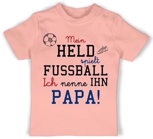 Baby T-Shirt Mädchen Jungen - Sprüche - Mein Held spielt Fußball - 18/24 Monate - Babyrosa - Babykleidung mit sprüchen Spruch dad Tshirt t-Shirts für Jungs spruche lustige babygeschenke Papa Baby T-Shirt Mädchen Jungen - Sprüche - Mein Held spielt Fußball - 18/24 Monate - Babyrosa - Babykleidung mit sprüchen Spruch dad Tshirt t-Shirts für Jungs spruche lustige babygeschenke Papa von Shirtracer