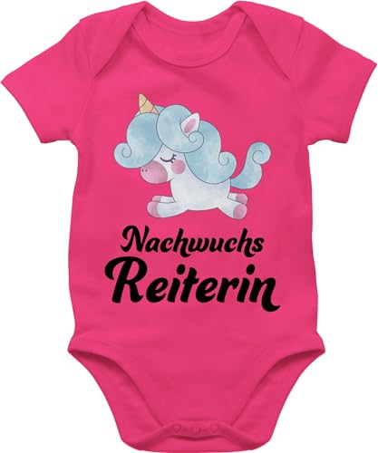 Body Junge Mädchen - Pferde - Nachwuchsreiterinn I Geschenk Reiterin Baby - 3/6 Monate - Fuchsia - babygeschenke pferd pferdefans einhorn bodys body+ pferdemotiv nachwuchsreiterin strampler von Shirtracer
