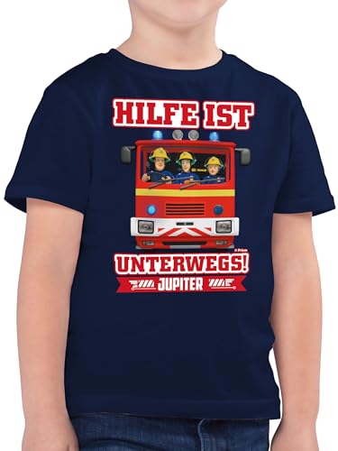 Kinder T-Shirt Jungen - Feuerwehrmann - Hilfe ist Unterwegs - Sam & Jupiter - 116 (5/6 Jahre) - Dunkelblau - feuwermansam Feuerwehr Shirt Junge Tshirt geuerwehrmann Kinder-Shirt Mann kindershirts von Shirtracer