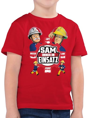 Kinder T-Shirt Jungen - Feuerwehrmann - Sam - Immer im Einsatz - 104 (3/4 Jahre) - Rot - feuerwehman der feuereehrmann feierwehrmann Feuerwehr Mann feuetwehr fwuerwehrmann sa feueewehrmann von Shirtracer