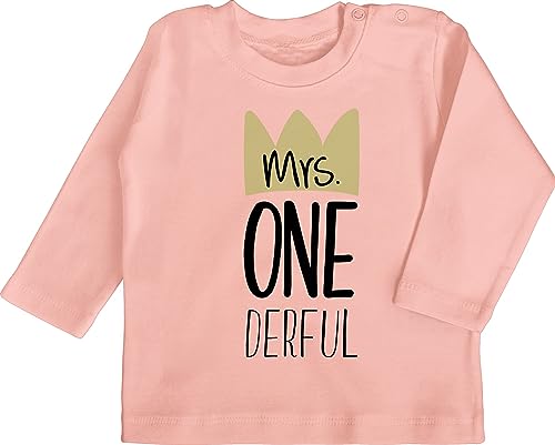 Baby Langarmshirt - 1. Geburtstag - Mrs One Derful - 6/12 Monate - Babyrosa - Babykleidung Geschenke für einjährige Kinder geburtstagsshirt 1 Jahr Langarm 1.Geburtstag ich Bin Shirts mädchen von Shirtracer