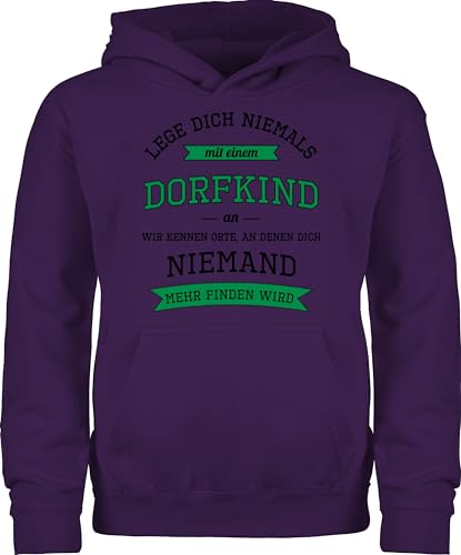 Kinder Hoodie Jungen Mädchen - Statement Sprüche - Lege dich niemals mit einem Dorfkind an - dunkel - 104 (3/4 Jahre) - Lila - hoody spruch dorfkinder pullover kapuzenpulli spruche leg nicht pulli von Shirtracer